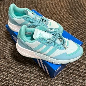 Size: 5 1/2 in Boys, 7 Women’s. Never worn Adidas ZX 1K Boost J.